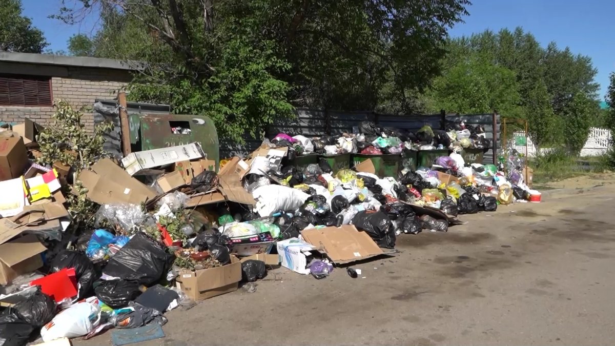 Қостанайдағы қоқыс уақытында шығарылмай жатыр