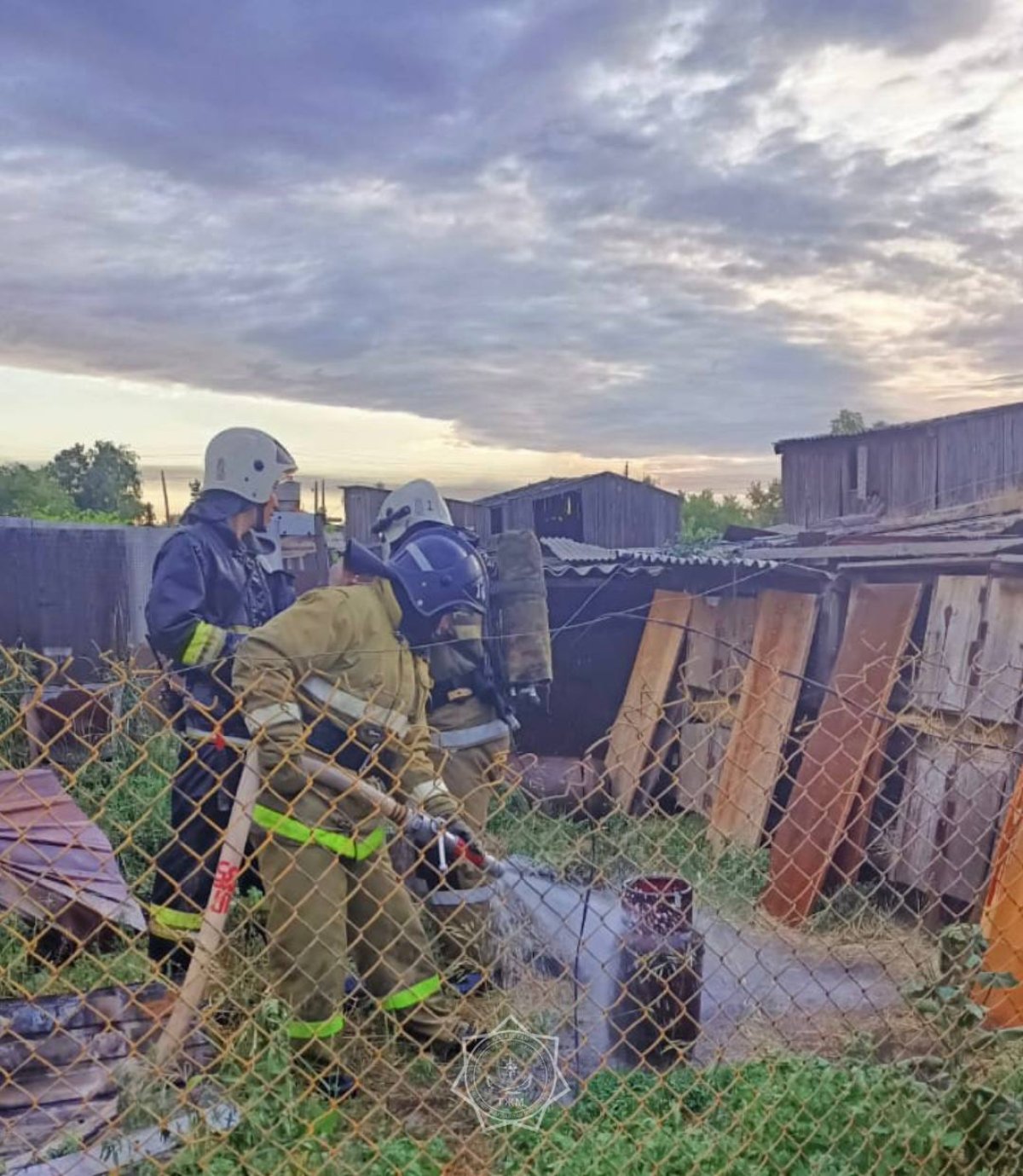 2 газовых баллона вынесли из горящего дома в Костанайской области -  Телеканал «Астана»