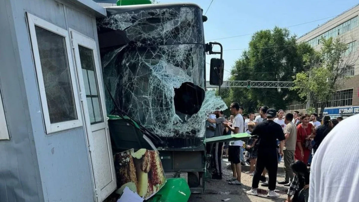 Алматыда жолаушылар автобусының апатынан бір адам қаза тапты