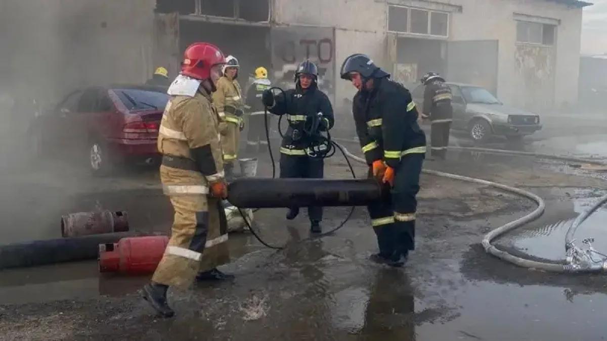 Таразда техникалық қызмет көрсету станциясының бірінде жүк көлігі өртеніп, бір адам зардап шекті
