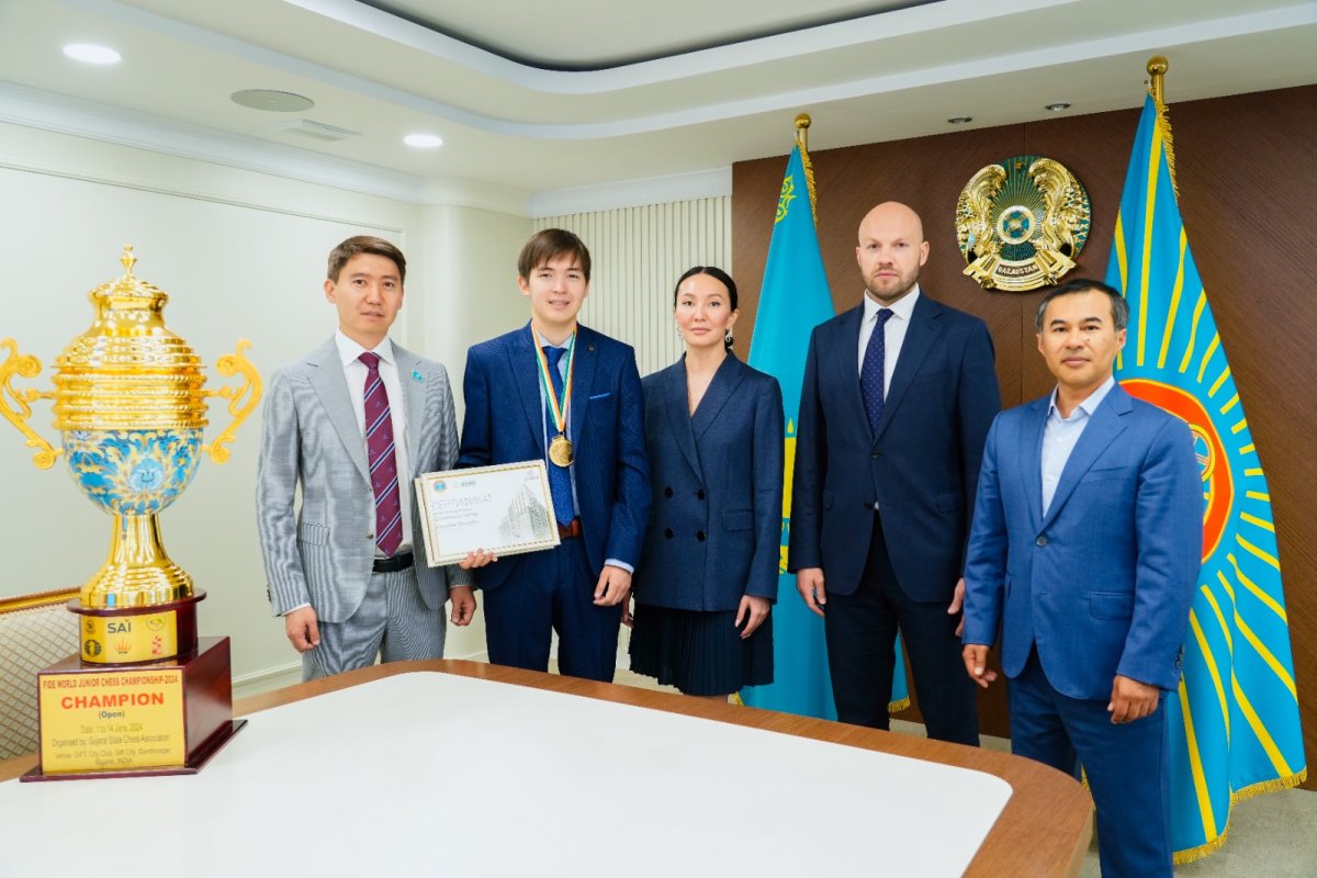Шахматтан әлем чемпионы Нүгербек Қазыбекке екі бөлмелі пәтердің сертификаты табысталды