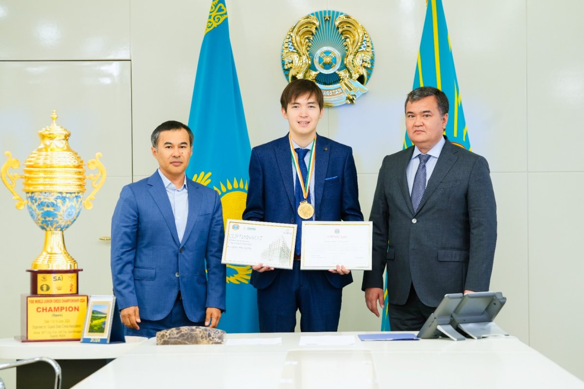 Шахматисту Қазыбеку подарили двухкомнатную квартиру