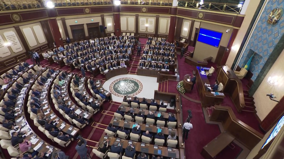 Парламент ушел на каникулы