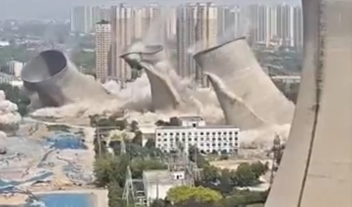 За 20 секунд снесли бывшую ТЭЦ в Китае