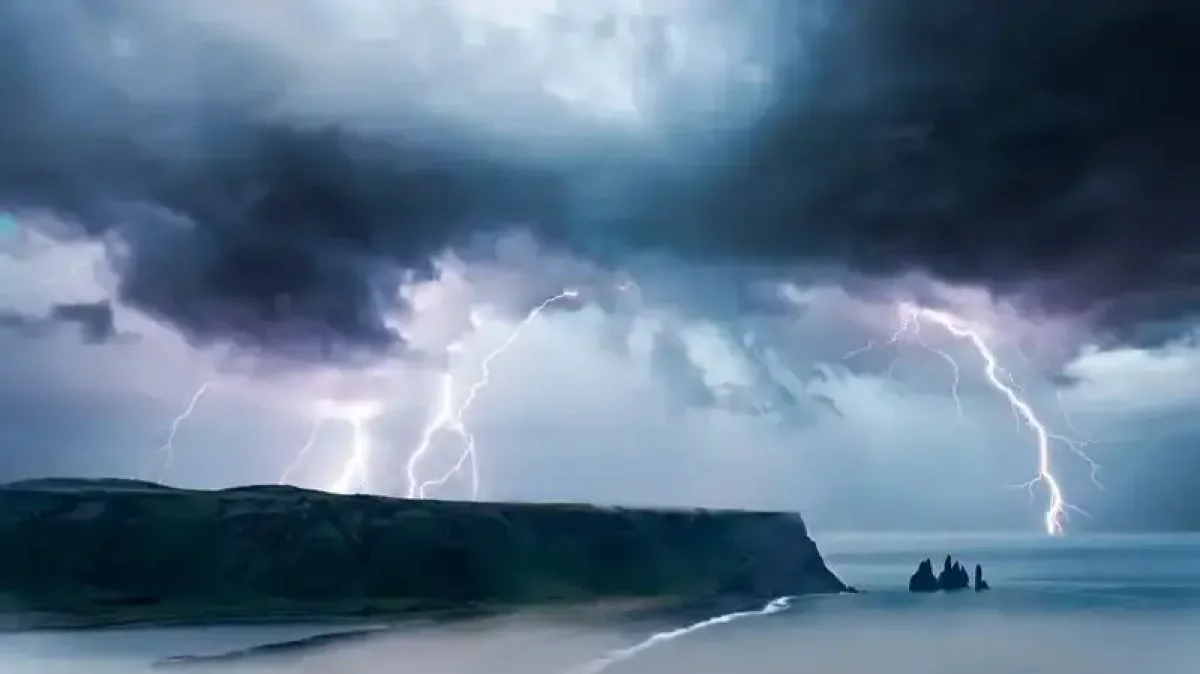 Грекияда теңіз жағалауында 13 жасар қызға жай түсті