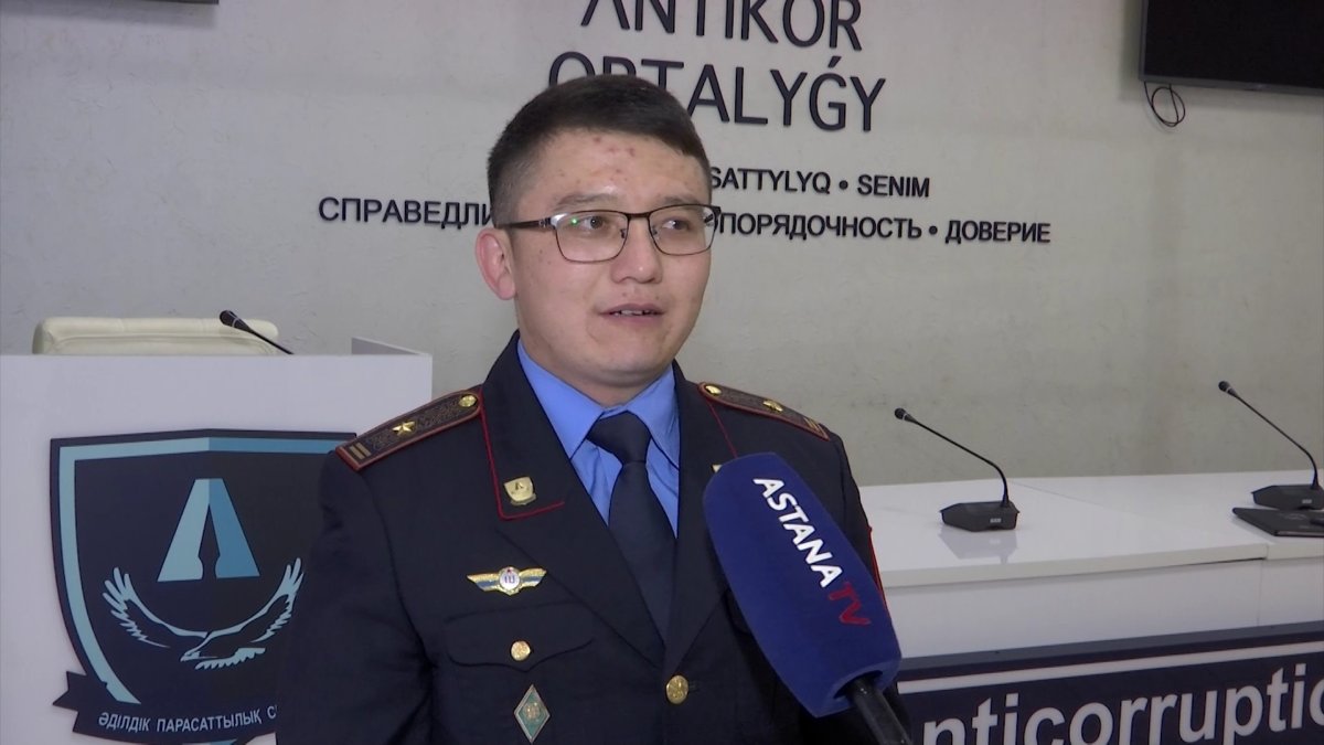 Алматыда полиция қызметкерінің пара алып жатқан видеосы әлеуметтік желіде тарады