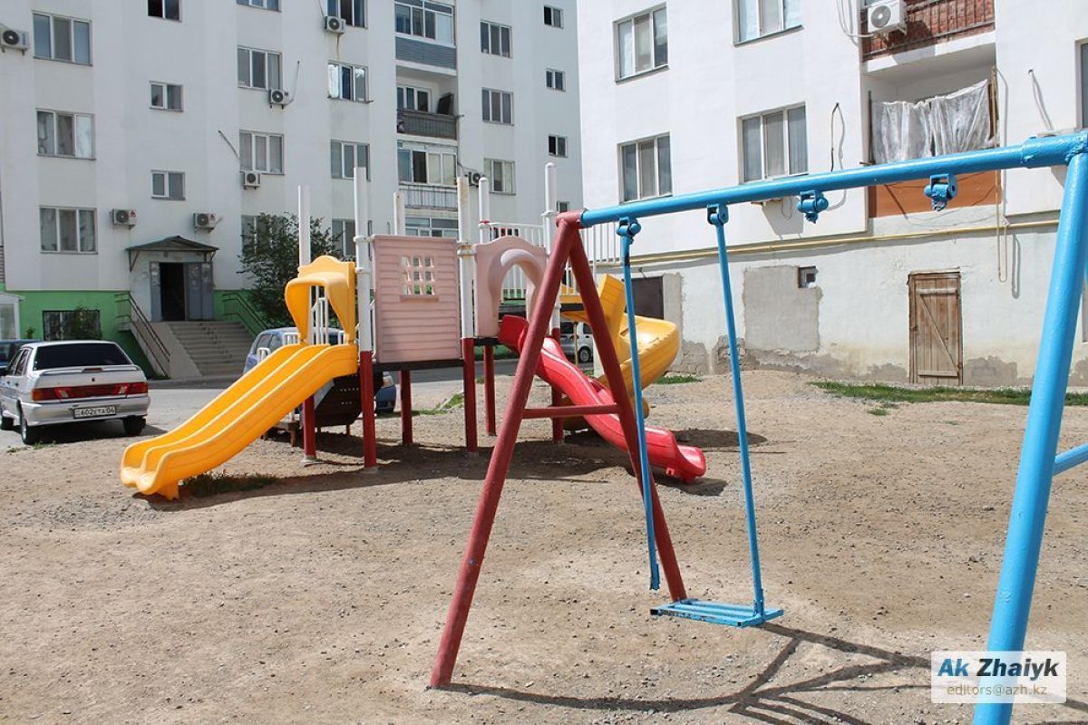 Павлодарда ойын алаңында бала темірге қысылып қалды