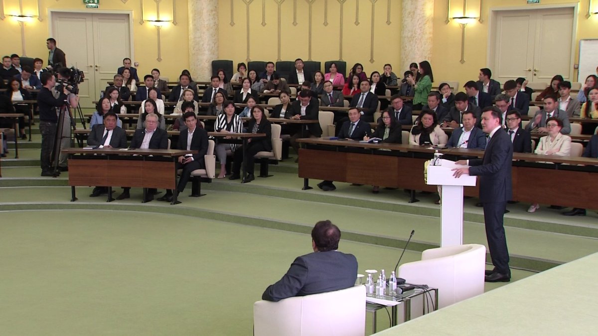 Основы политического курса страны обсудил Ерлан Карин в Академии госуправления