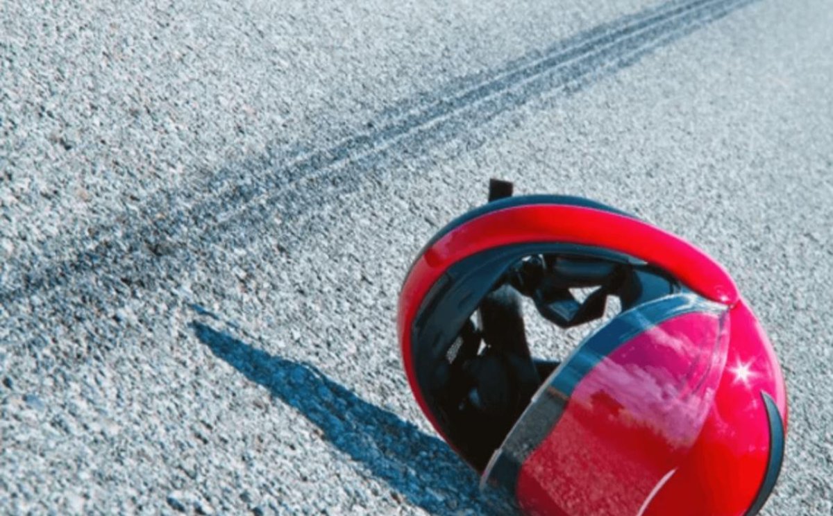 Павлодарда ЗИЛ көлігі скутерді қағып кетті