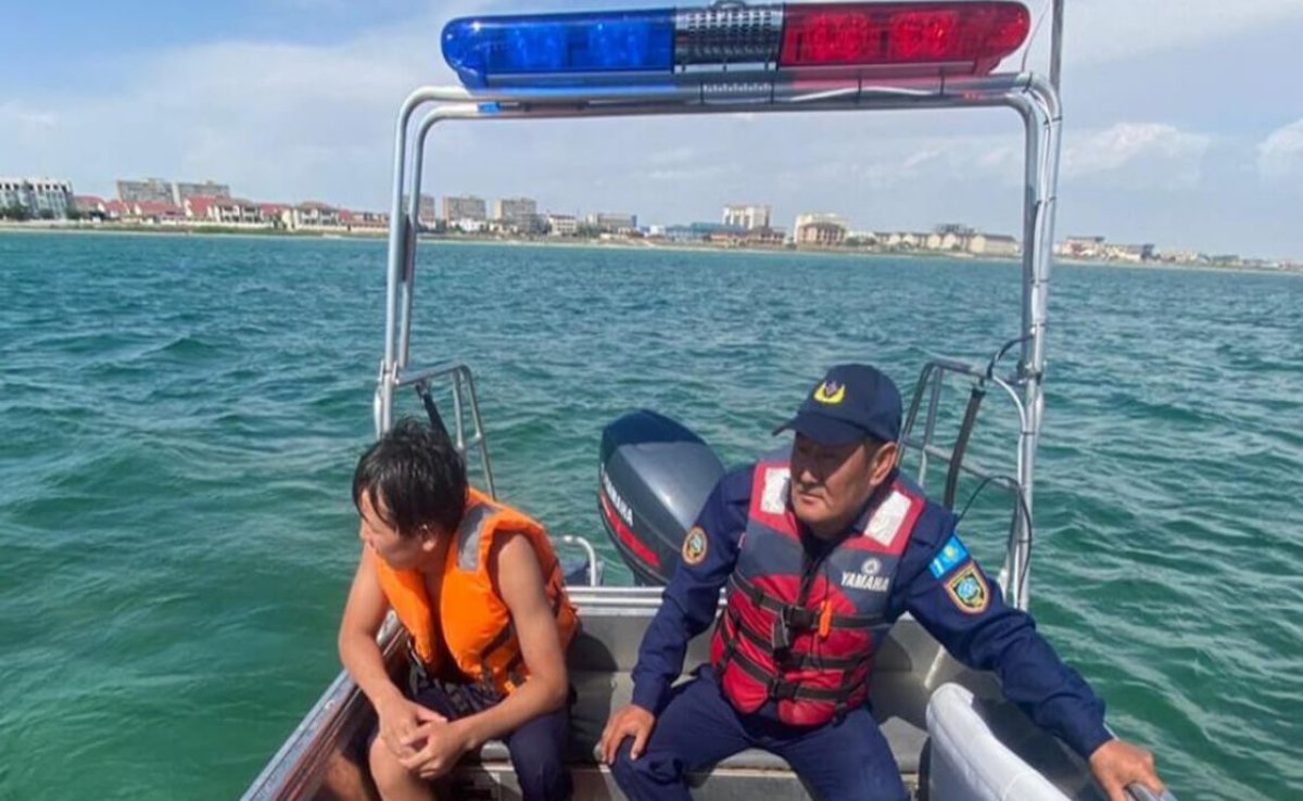 Ақтауда серфингке шыққан жігітті теңіздің ағыны алып кетті