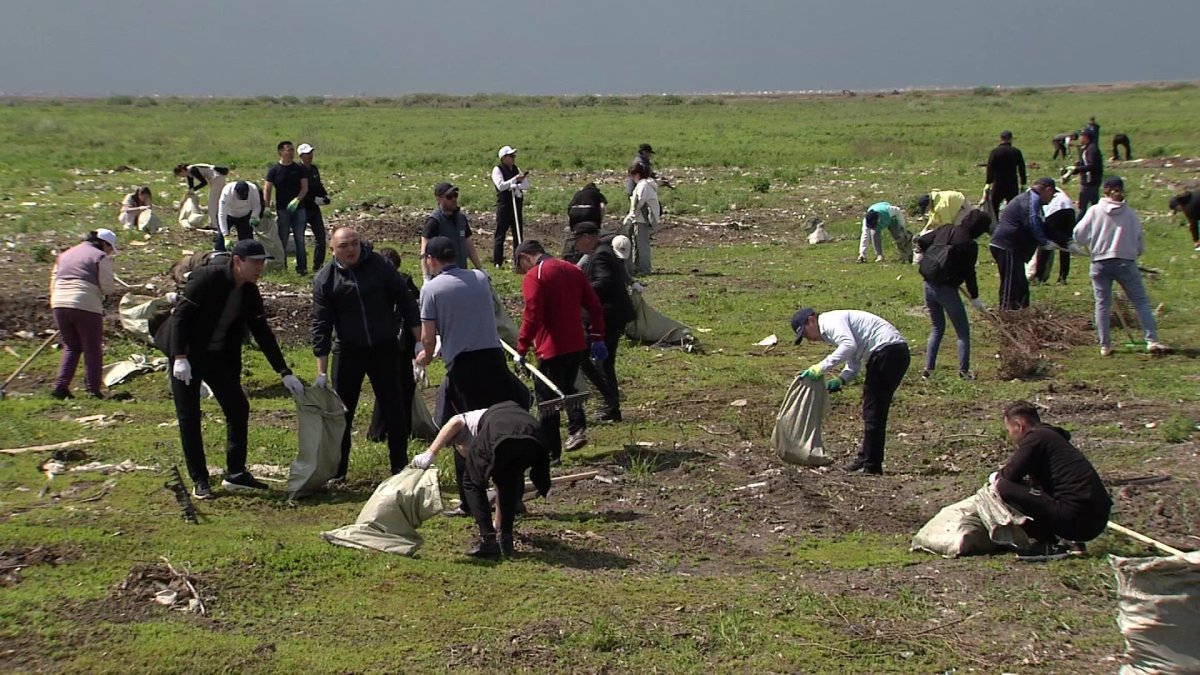 Более 12 тысяч партийцев "AMANAT" и активистов "Жастар Рухы" вышли на уборку территорий по всей стране