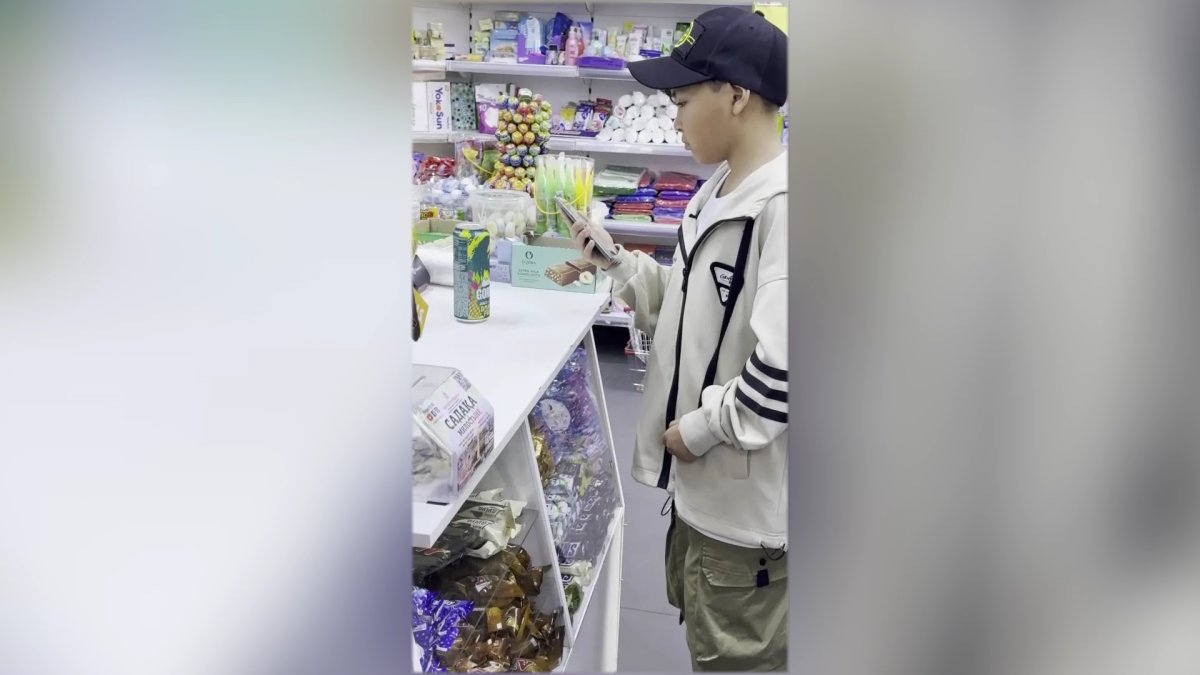 Эксперимент: продадут ли 10-летнему ребенку энергетик в магазине