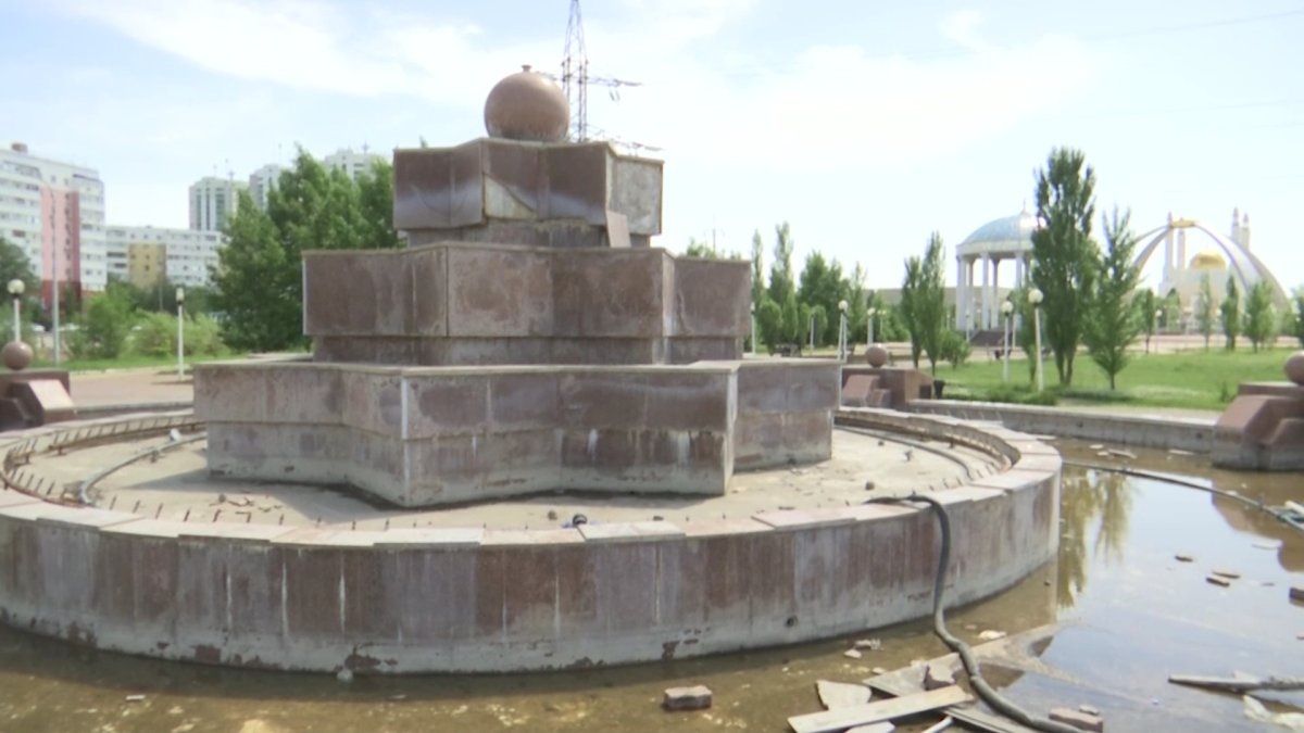 В Актобе третье лето подряд не могут запустить фонтаны