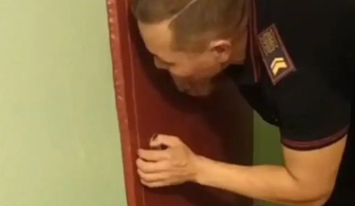 Өскеменде сегіз жастағы қыз есікке қысылып қалды