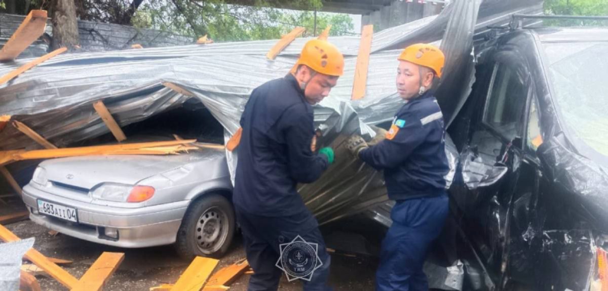 Сильный ветер снес крышу и заблокировал актюбинца с ребенком в собственном авто