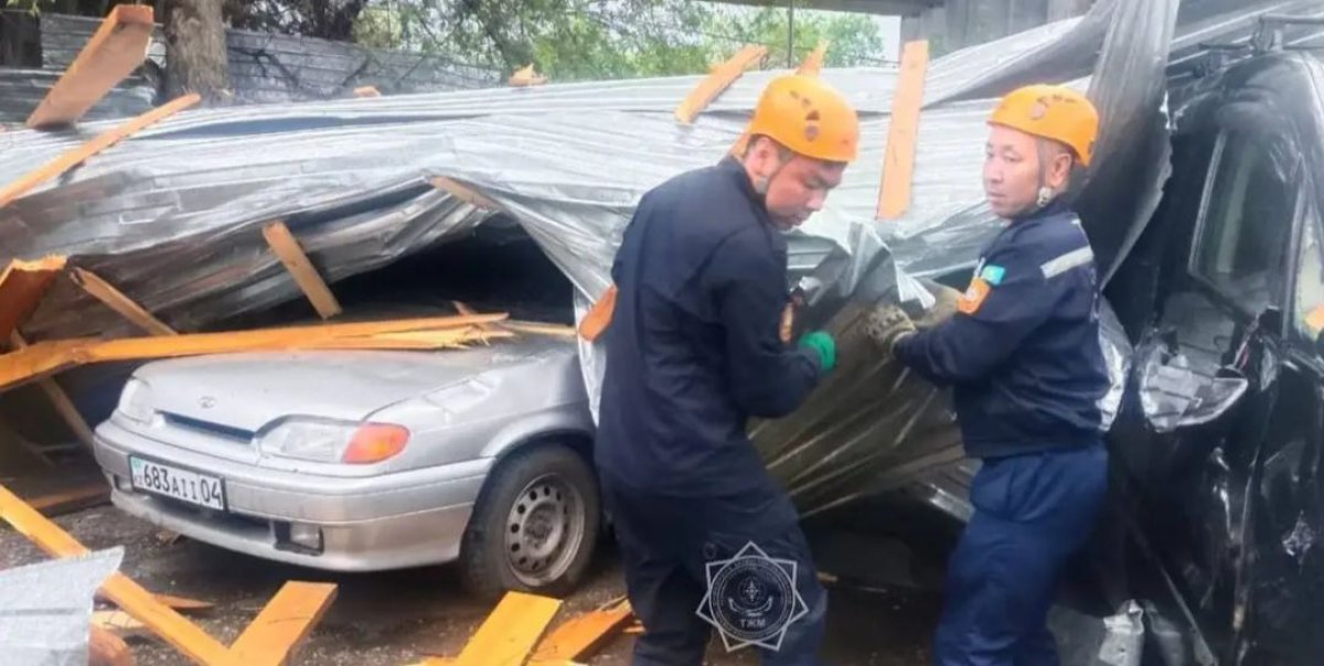 Ақтөбеде шатыр басып қалған көліктен екі азамат құтқарылды