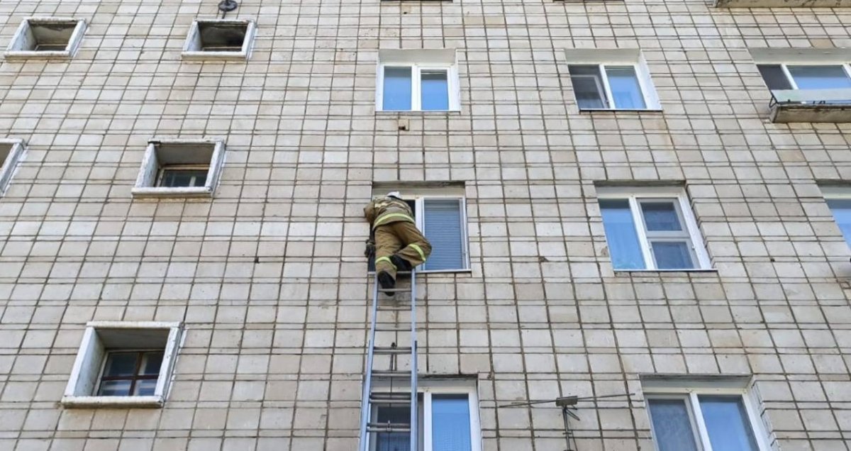 "Упала в закрытой квартире": 80-летнюю бабушку спасли в Степногорске