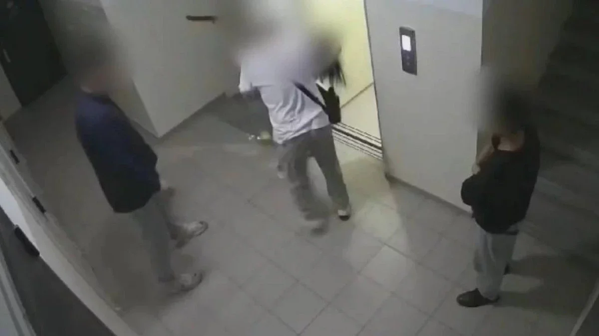 Ер адам жұмыста болған кезде достары әйелін сиқырлайды.