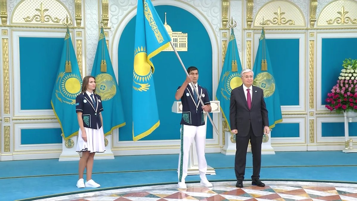 Президент Қазақстан Республикасының Мемлекеттік туын Ұлттық құраманың капитаны Асланбек Шымбергеновке табыстады