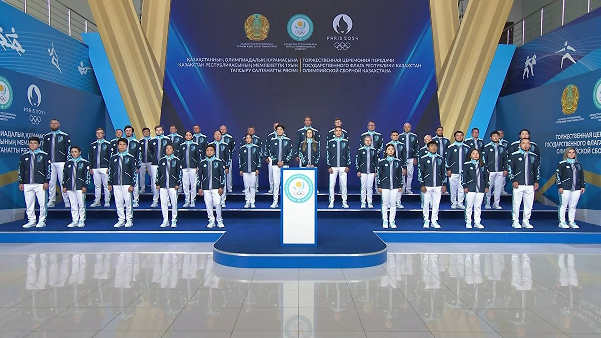 «Вас будет поддерживать весь Казахстан»: Токаев вручил олимпийцам государственный флаг