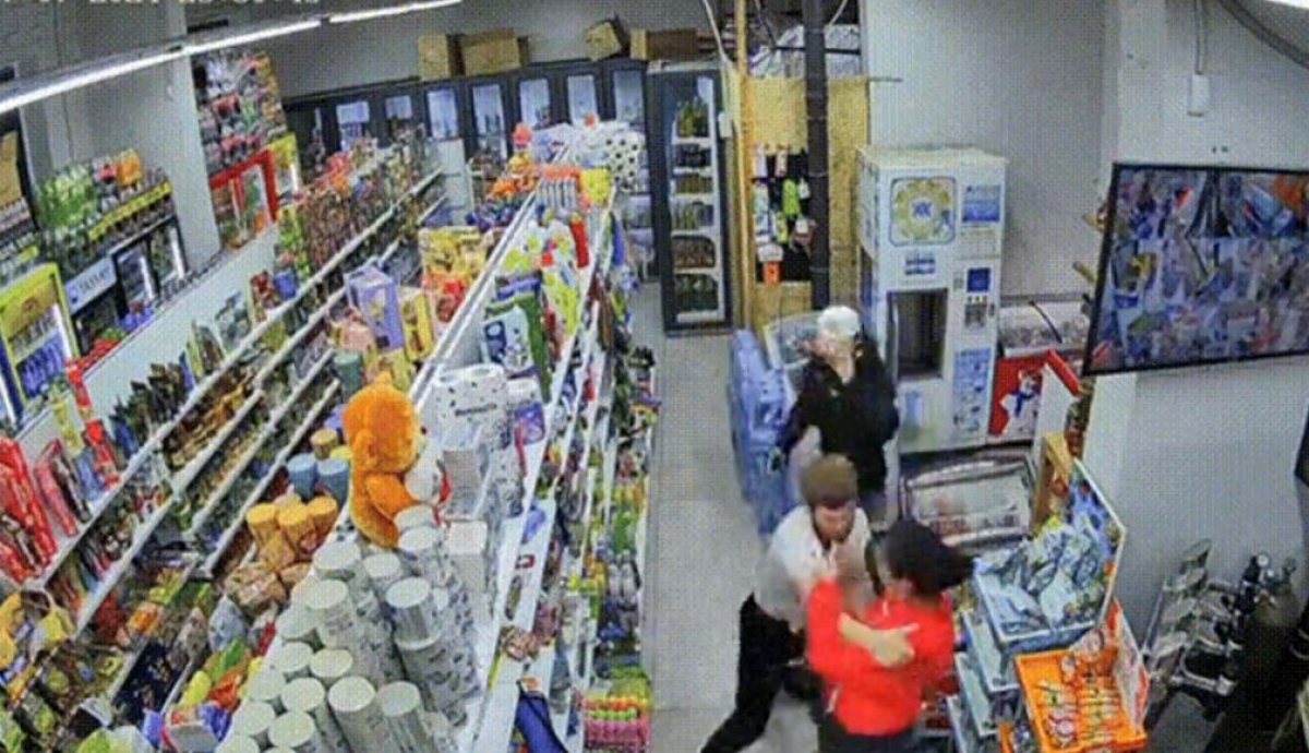 Астаналық ер адамның әйелді дүкенде ұрып-соққаны видеоға түсіп қалған