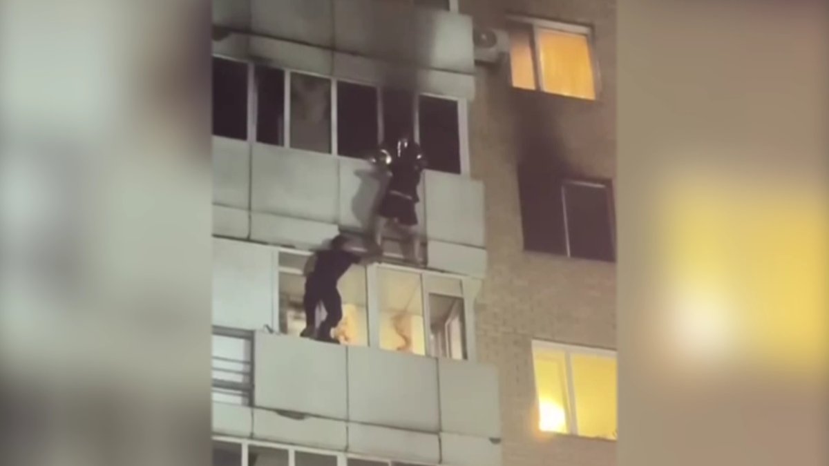 Жетінші қабаттан қызыл жалын шығып, өрт сөндірушілер әйел адамды құтқарды