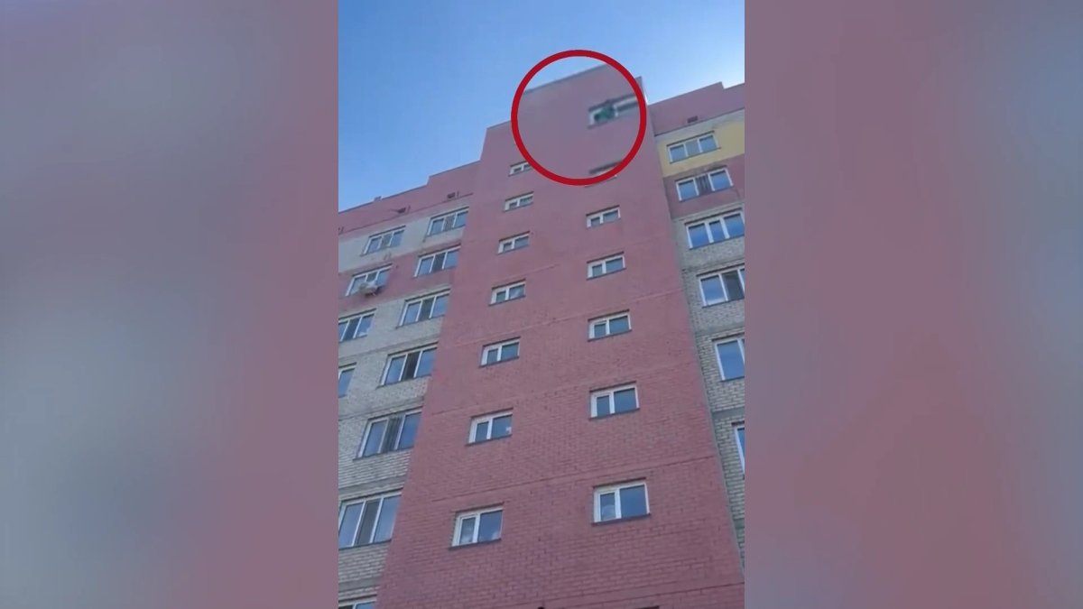 Девушка хотела спрыгнуть с 9 этажа из-за мыслей о плохом материнстве в Павлодаре