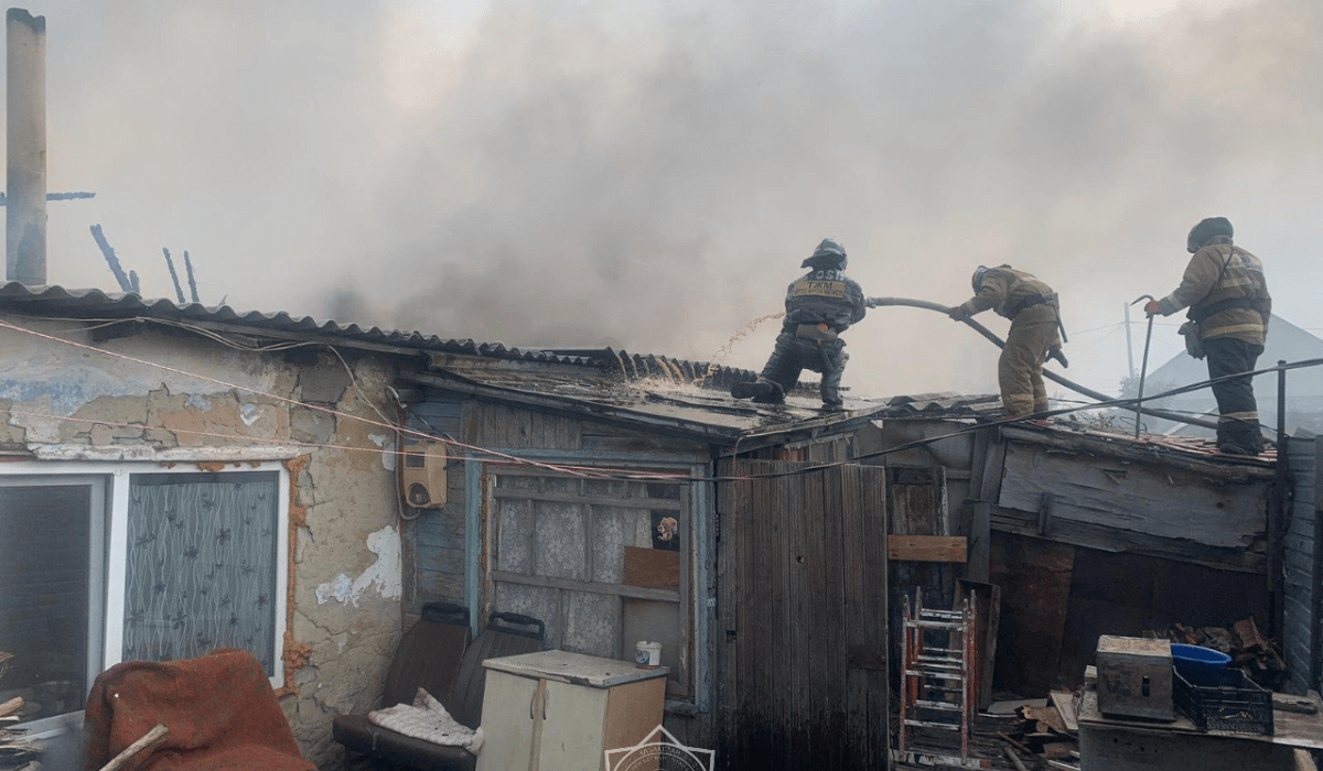 Қостанайда өртеніп жатқан тұрғын үйден екі газ баллоны шығарылды