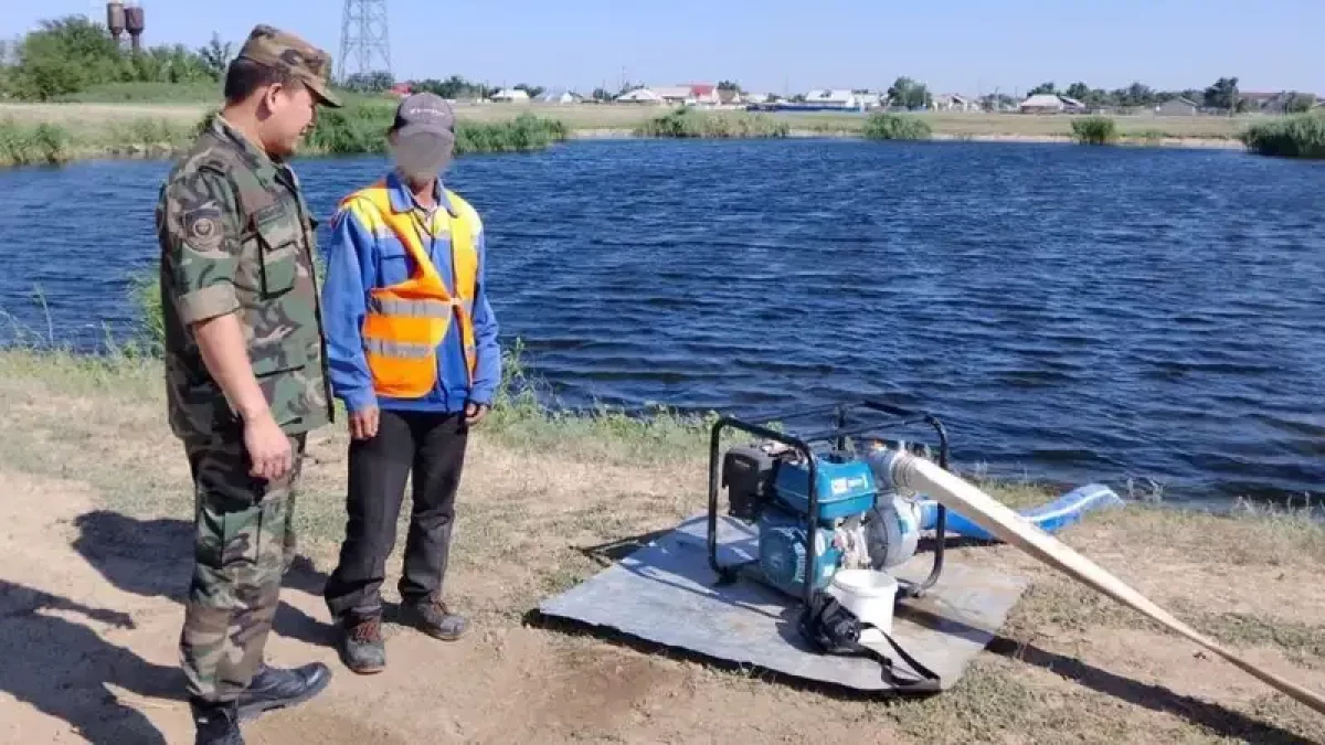 БҚО-да су таситын көліктің жүргізушісі суға батып кете жаздады