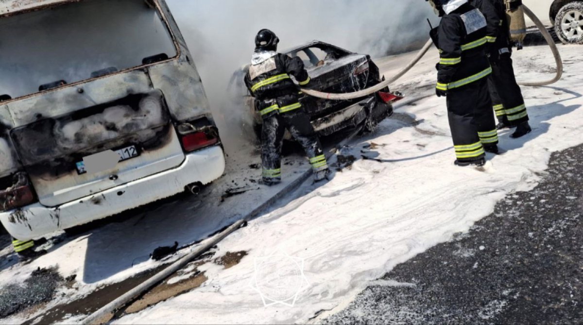 Микроавтобус и две легковушки сгорели в Актау