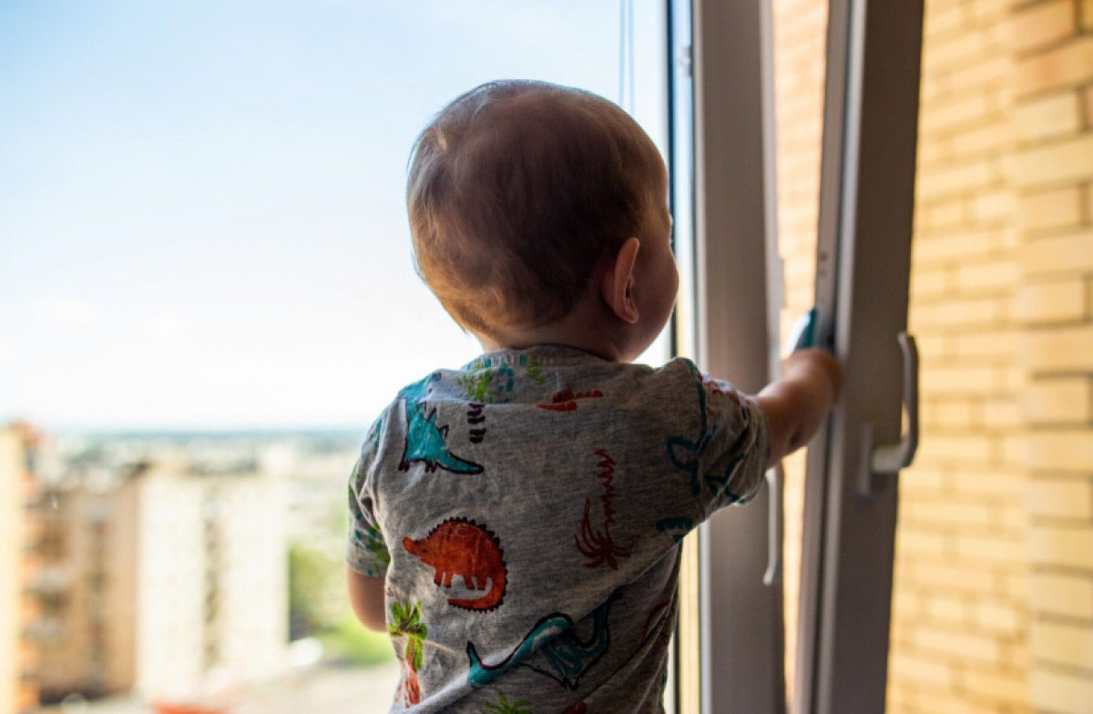 Шестилетний ребенок выпал из окна четвертого этажа в Акмолинской области