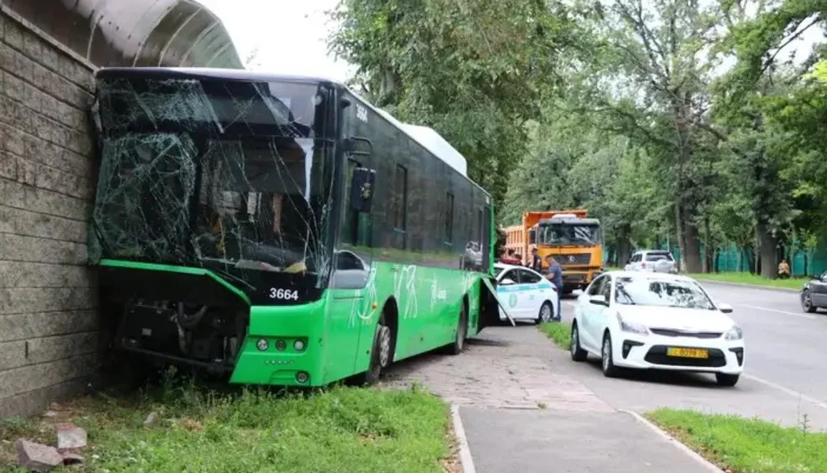 Алматыда жүк көлігі автобуспен соқтығысты