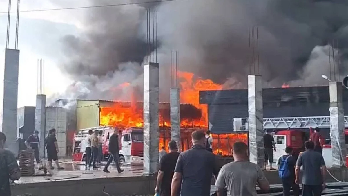 Алматыда базар өртеніп жатыр