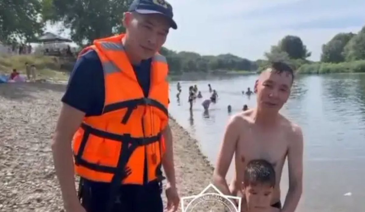 Семейде екі бала суға батып кете жаздады