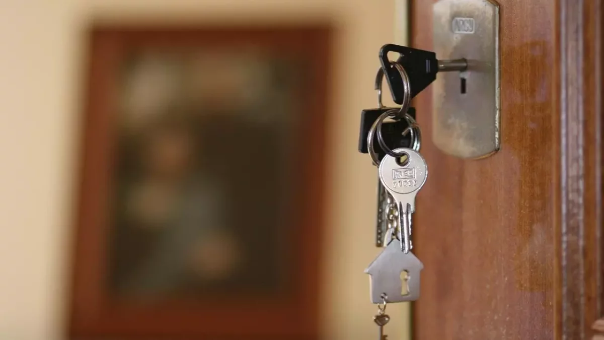 "13 жыл құлдықта болған": Түркістан облысында анасы мен ұлына екі бөлмелі пәтер сыйға тартылды