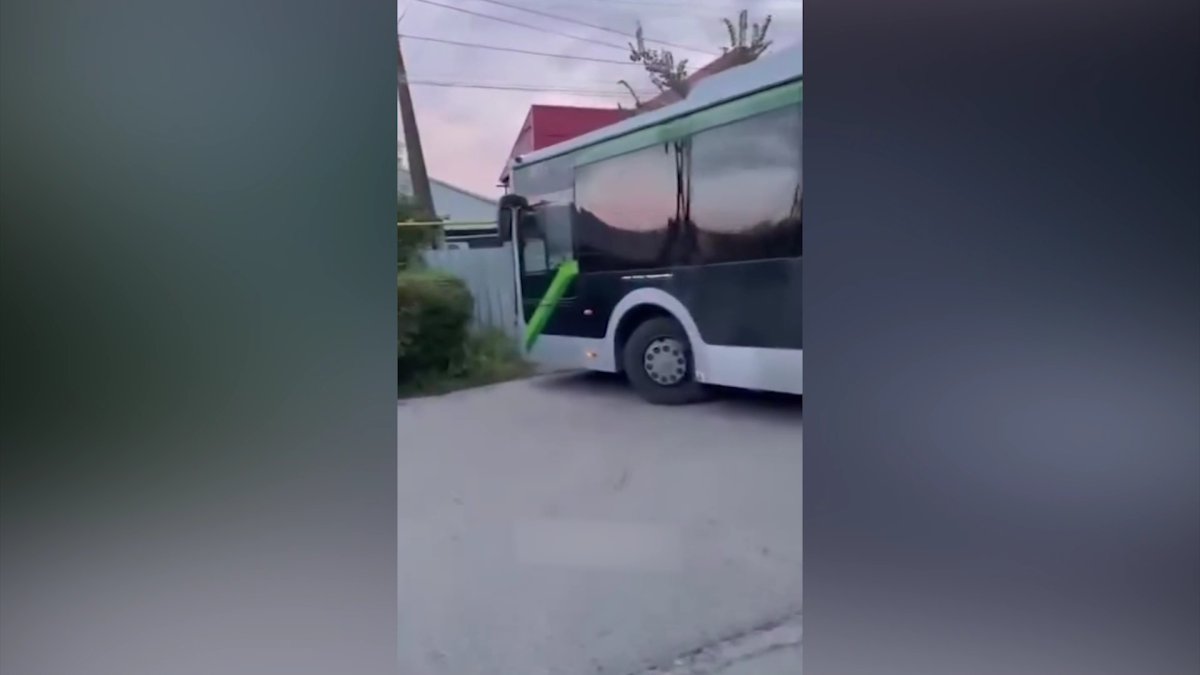 Алматыда  автобус үйдің қоршауына соғылды