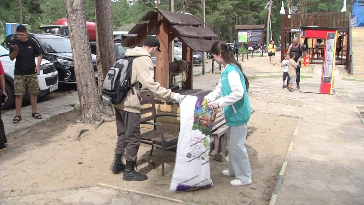 Члены «Жастар Рухы» очистили от мусора территорию Национального парка Бурабай
