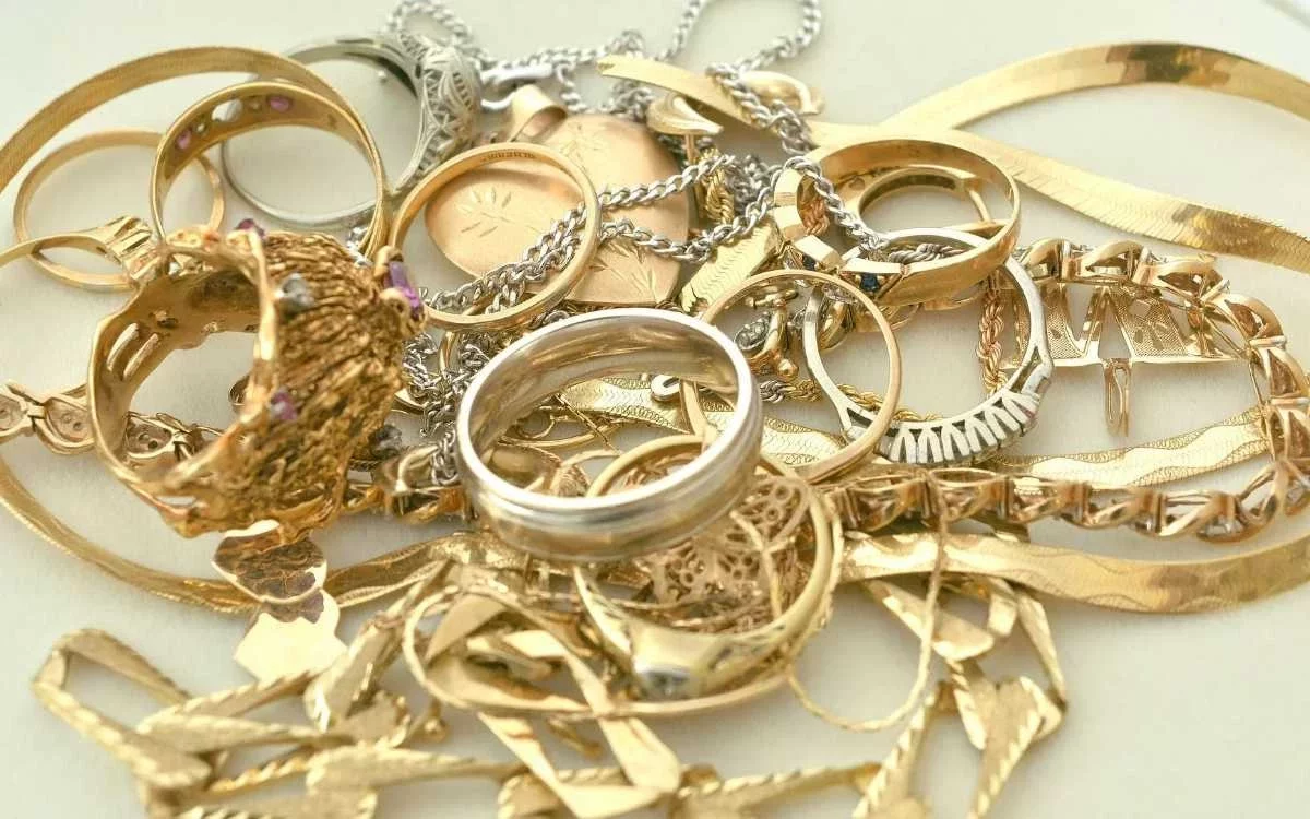 Әйелдер 14 миллион теңге тұратын алтынды ұрлап, жұтып қойған