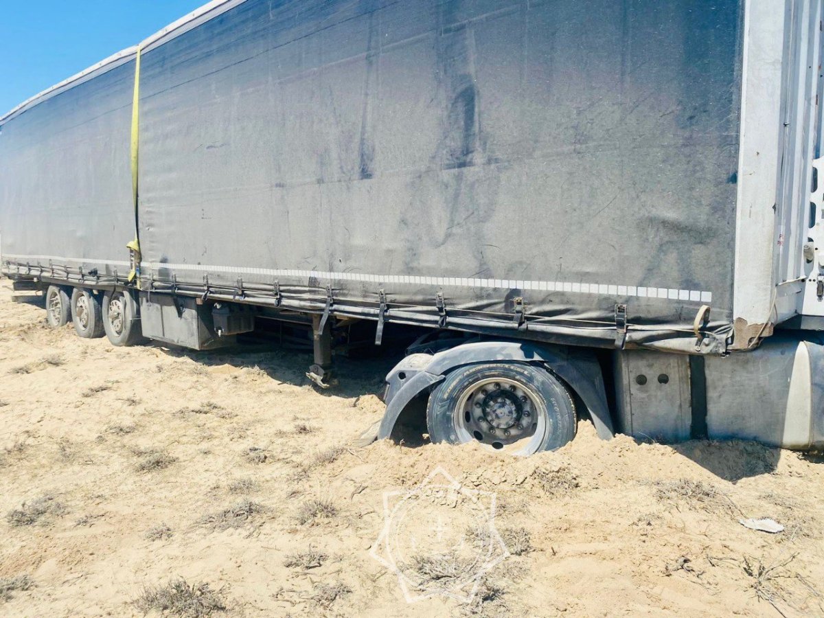 Увязший в кызылординских песках большегруз иностранца откапывали 15 часов