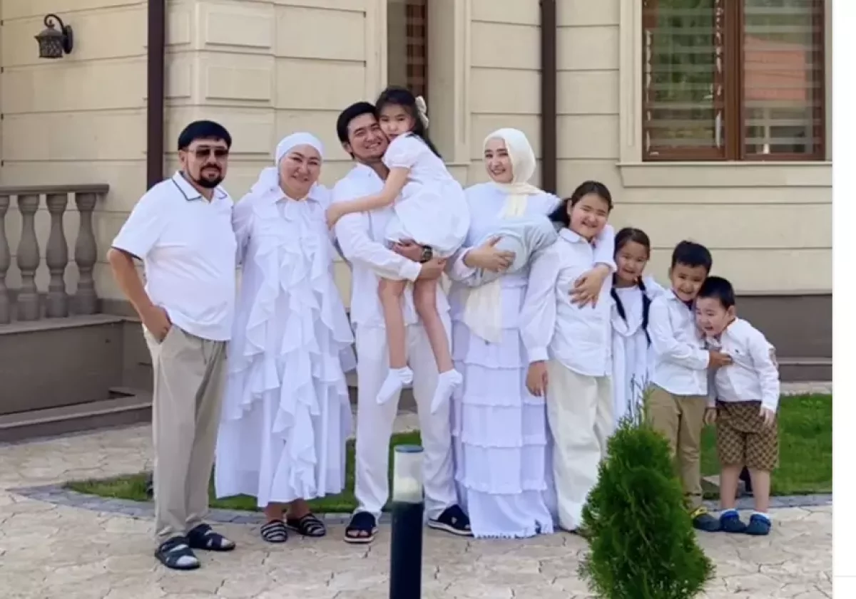 "Қолындағы қуыршақ па?" Төреғали Төреәлінің әйелі сынға қалды