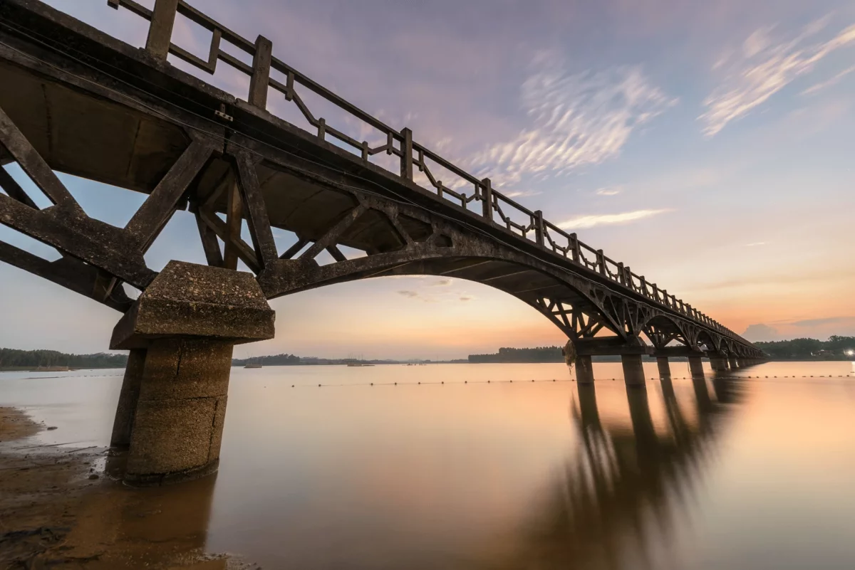 Қытайда көпір опырылып, 11 адам мерт болды
