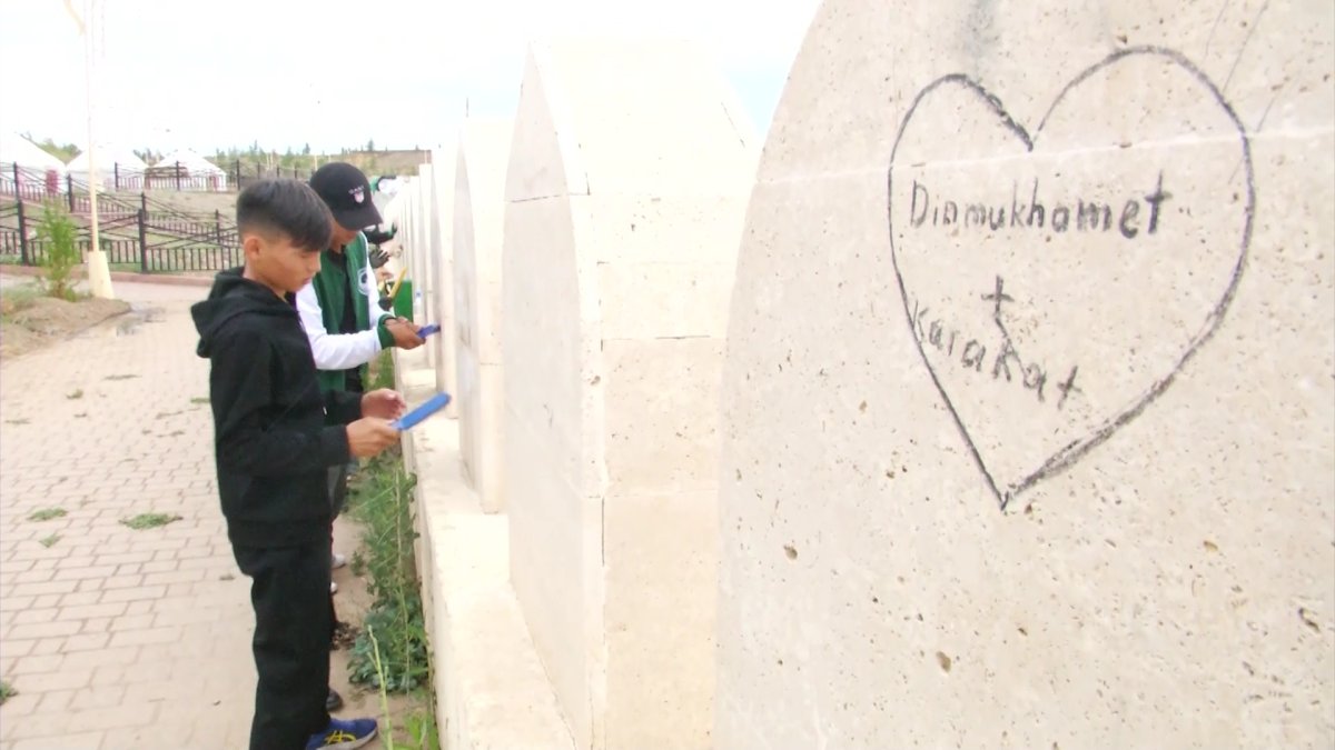 "Жастар рухының" белсенділері Әулиеата ескерткішінің айналасындағы қабырғаға жазылған жазуларды өшірді
