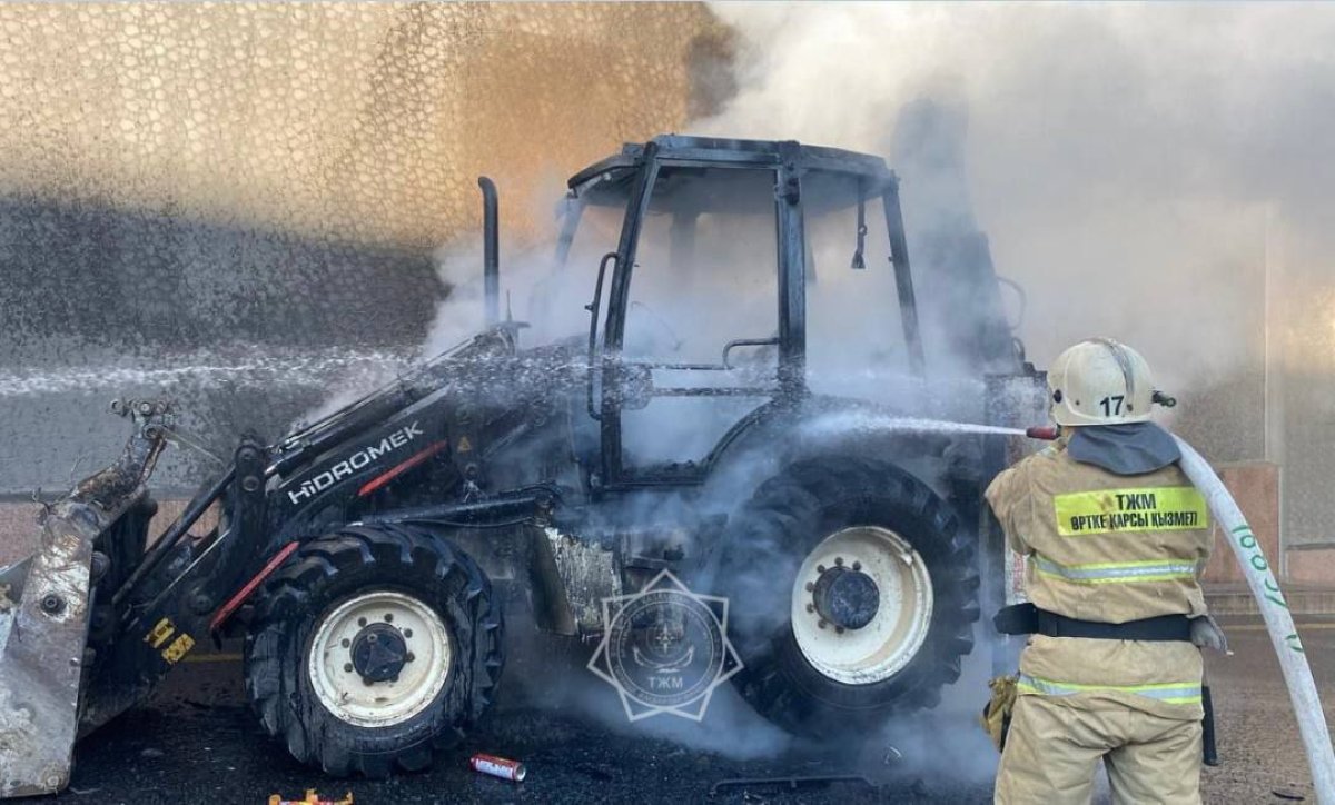 Трактор загорелся под мостом в Алматы
