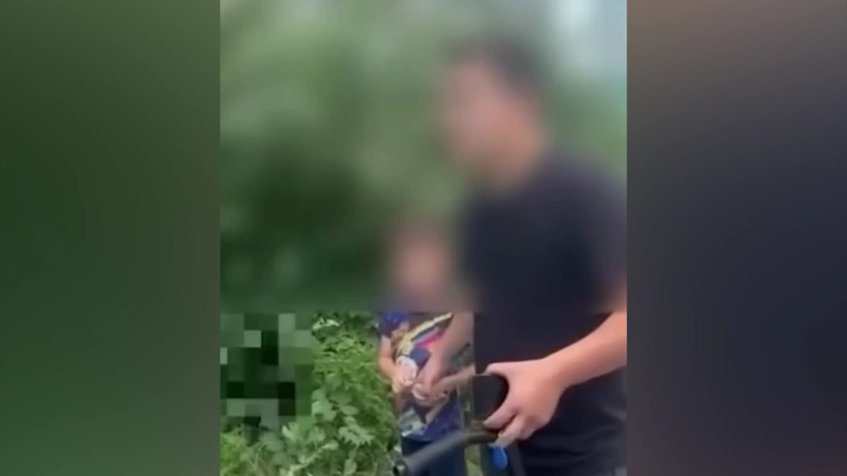 Аулада ойнап жүрген баланы бейтаныс ер адам аяусыз соққыға жыққан