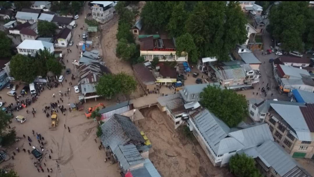 Сель в Кыргызстане: десятки автомобилей смыло потоком