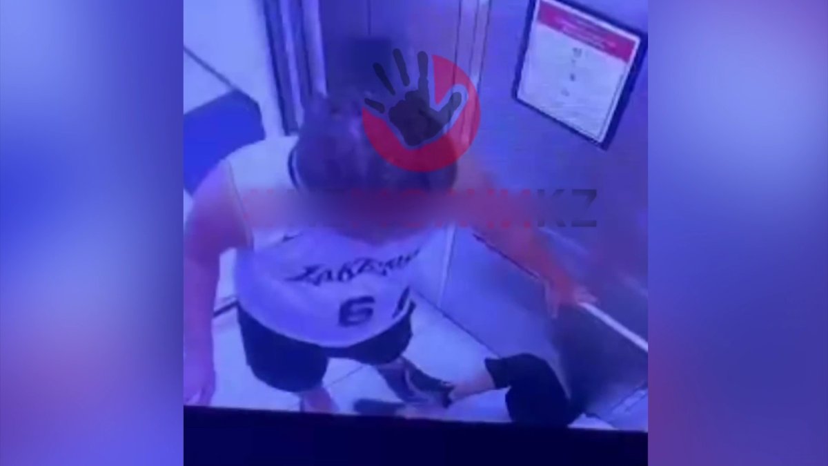 Алматы тұрғыны лифтте балаларды тепкіледі