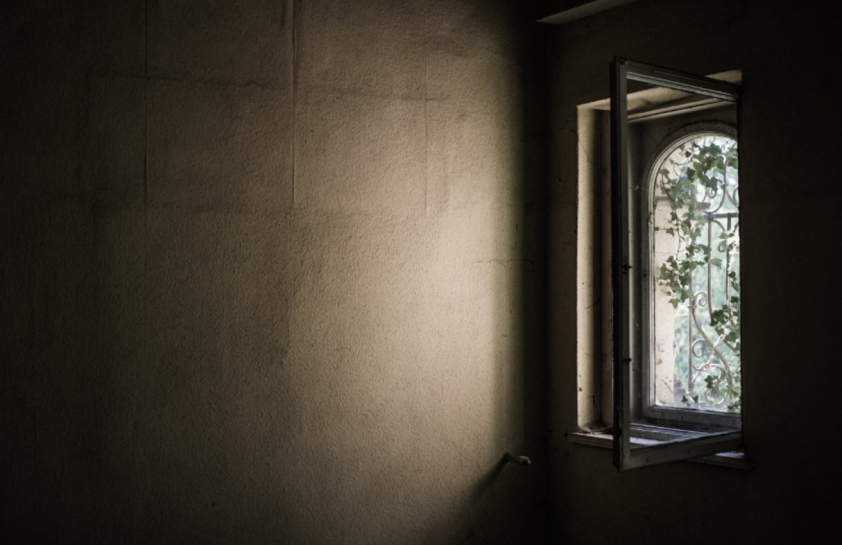 Четырехлетний ребенок выпал из окна пятого этажа в Сатпаеве