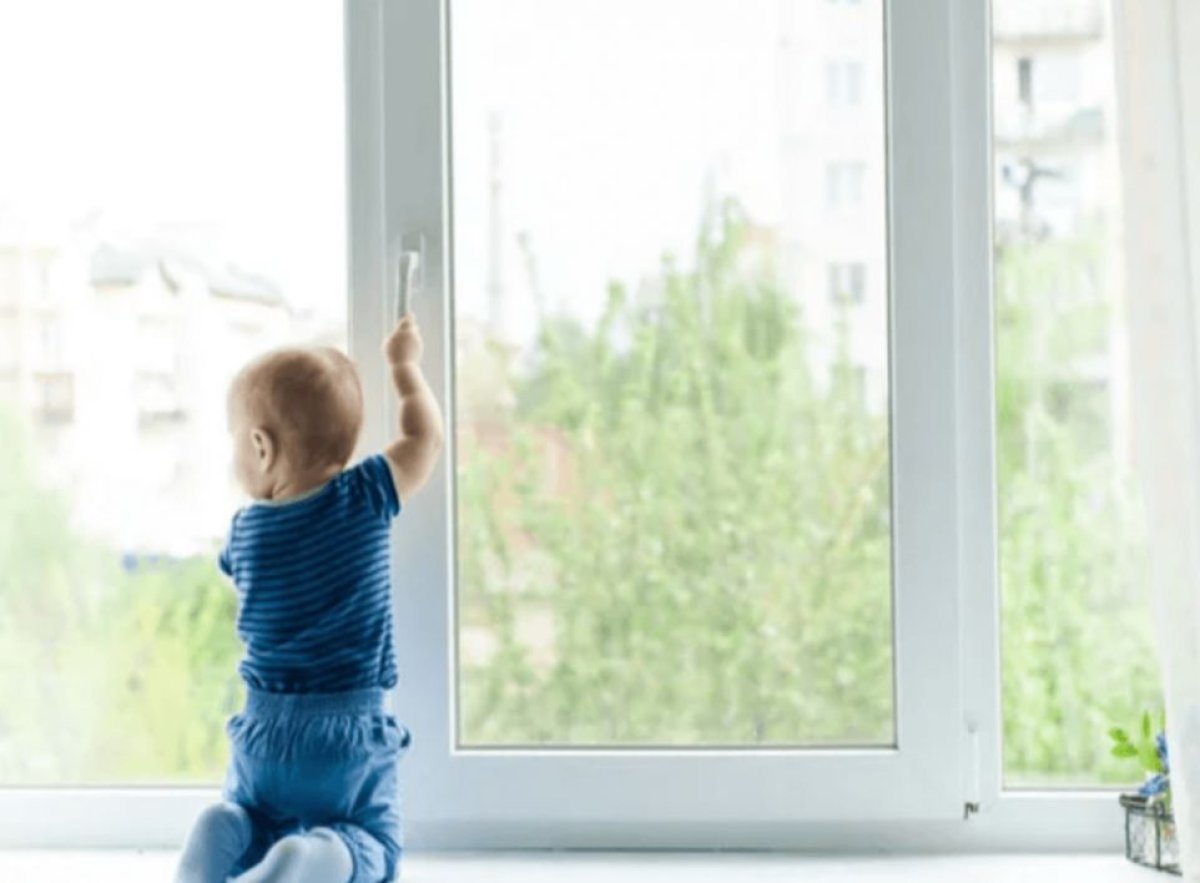 Сәтбаевта төрт жасар бала бесінші қабаттың терезесінен құлап кетті