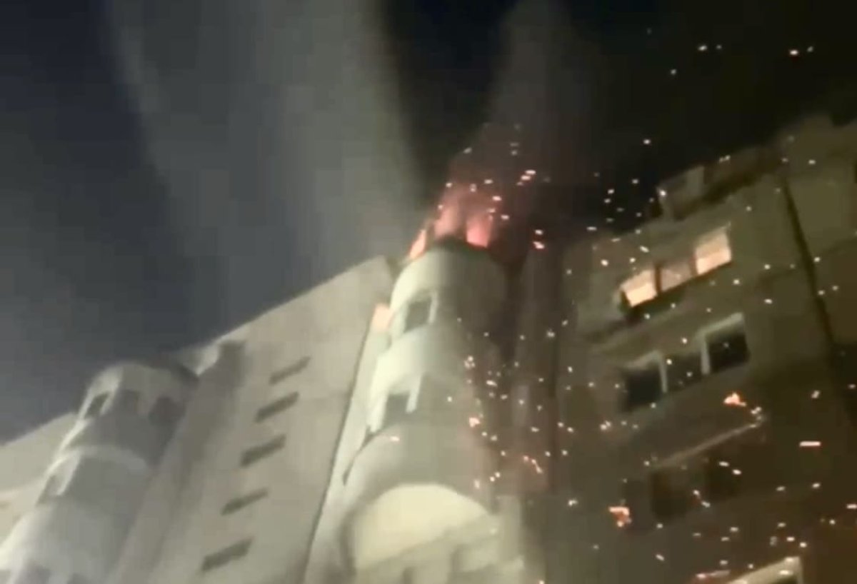 «Было очень страшно, всё полыхало»: эвакуированные жители рассказали о ночном пожаре в Алматы