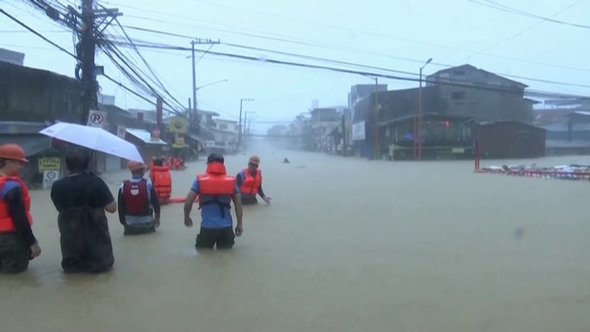 Из-за рекордных ливней и пожаров власти массово эвакуируют людей. Есть жертвы